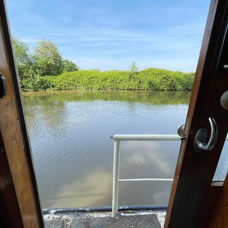 Dutch Cruiser Ship On A Tranquil Secluded River Tonbridge Exterior foto