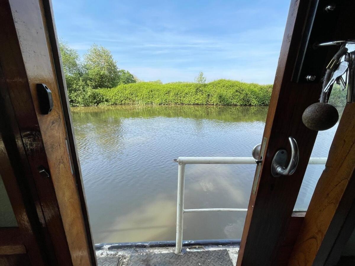 Dutch Cruiser Ship On A Tranquil Secluded River Tonbridge Exterior foto