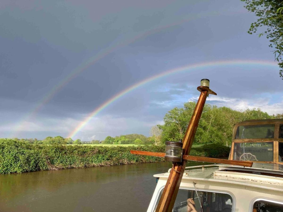 Dutch Cruiser Ship On A Tranquil Secluded River Tonbridge Exterior foto