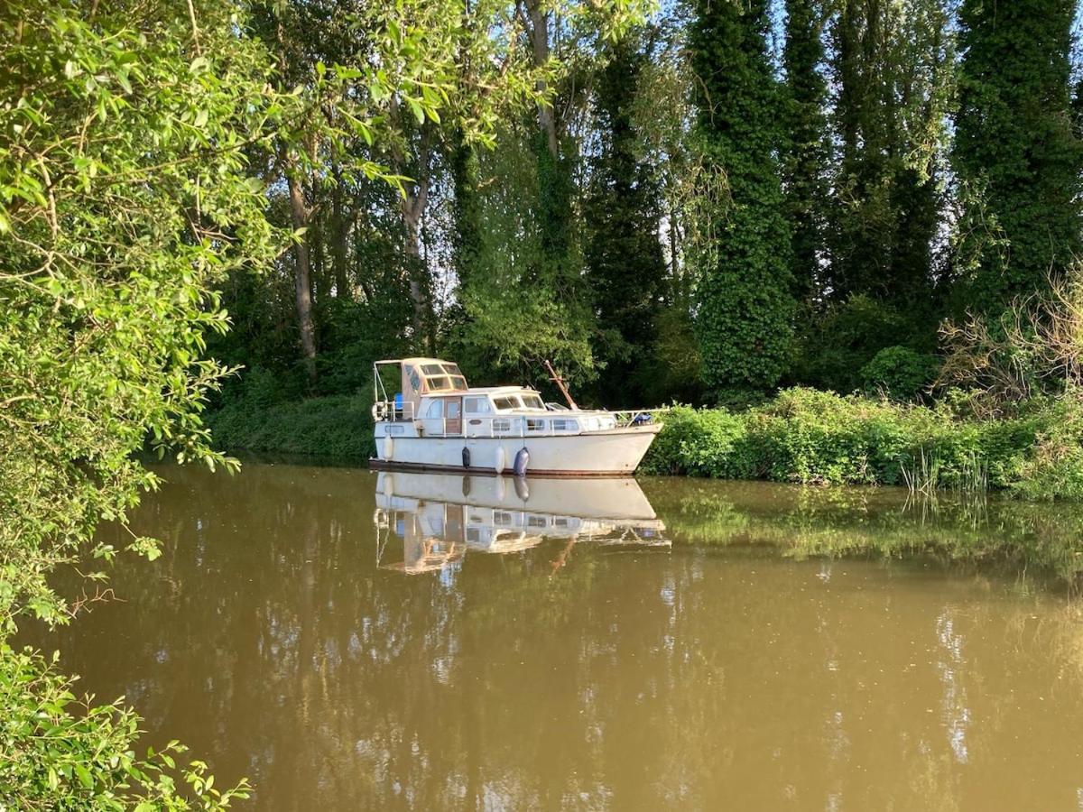 Dutch Cruiser Ship On A Tranquil Secluded River Tonbridge Exterior foto
