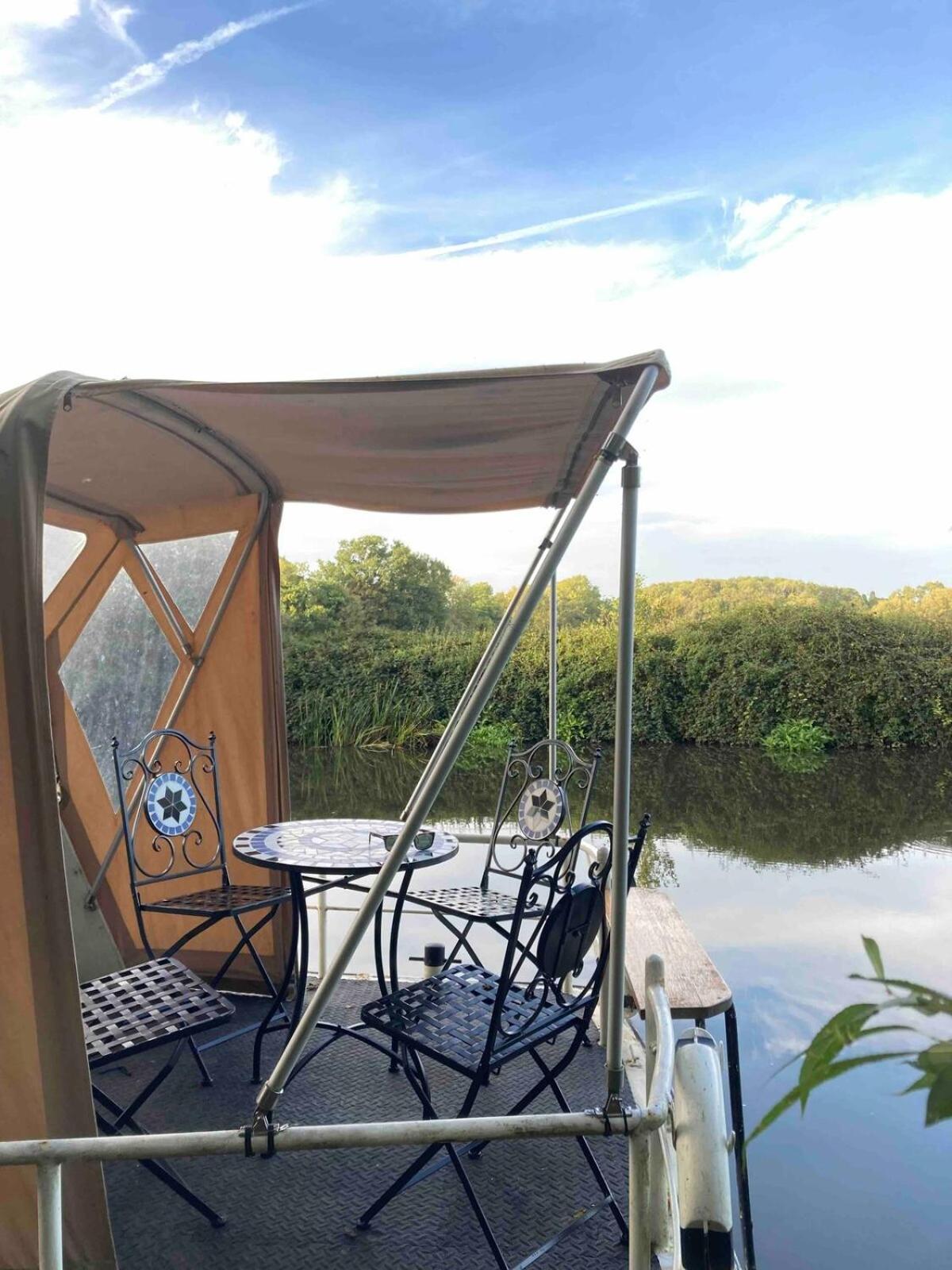 Dutch Cruiser Ship On A Tranquil Secluded River Tonbridge Exterior foto