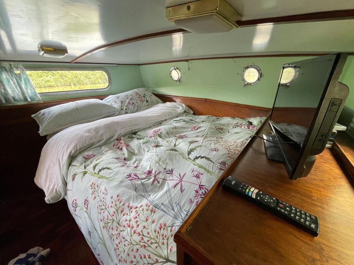 Dutch Cruiser Ship On A Tranquil Secluded River Tonbridge Exterior foto
