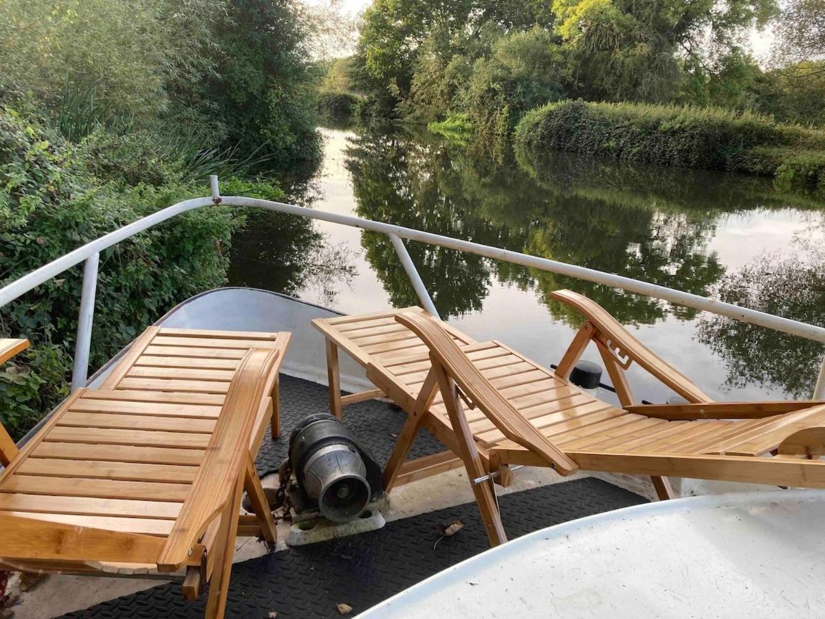 Dutch Cruiser Ship On A Tranquil Secluded River Tonbridge Exterior foto