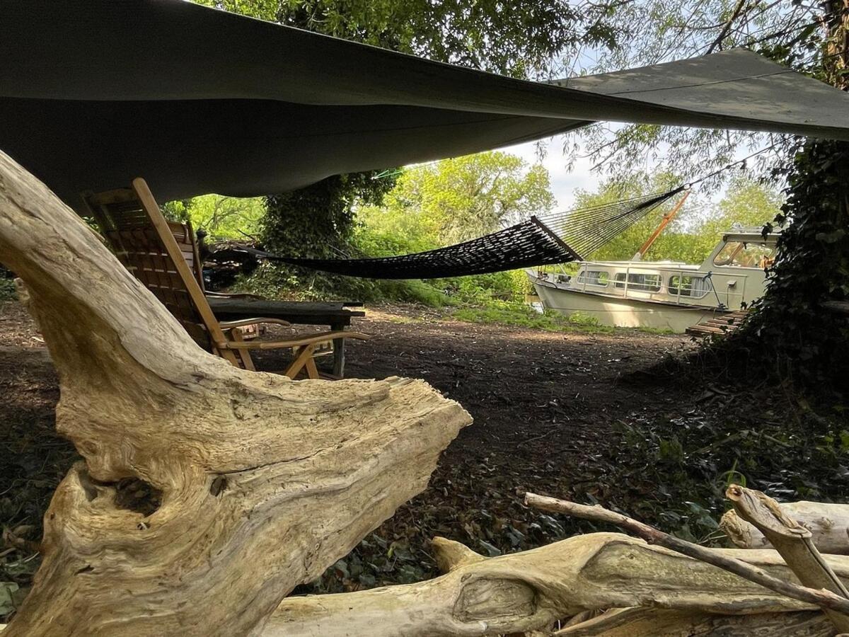 Dutch Cruiser Ship On A Tranquil Secluded River Tonbridge Exterior foto