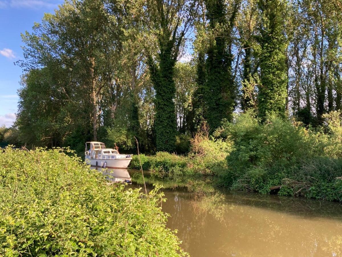 Dutch Cruiser Ship On A Tranquil Secluded River Tonbridge Exterior foto