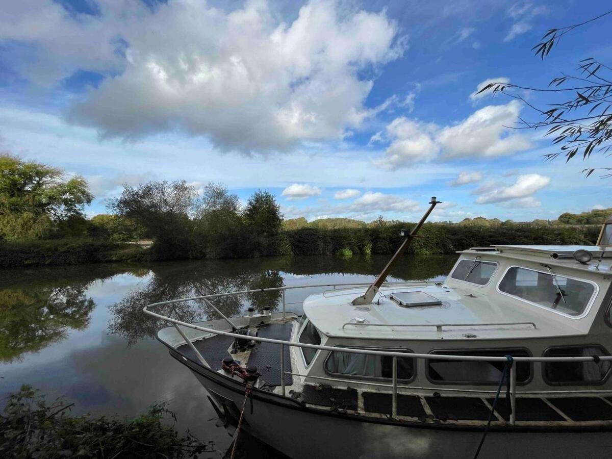 Dutch Cruiser Ship On A Tranquil Secluded River Tonbridge Exterior foto