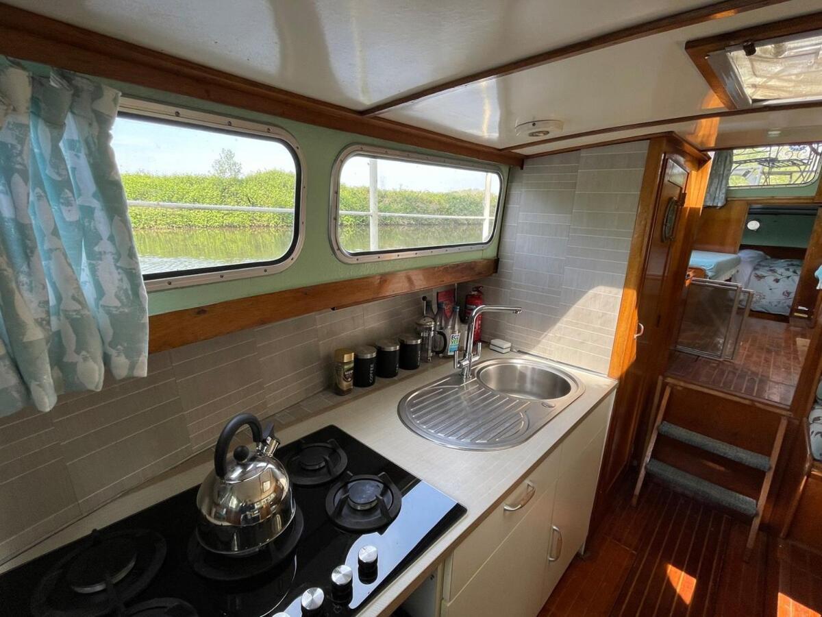 Dutch Cruiser Ship On A Tranquil Secluded River Tonbridge Exterior foto