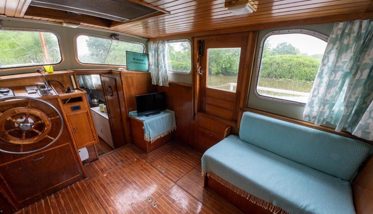 Dutch Cruiser Ship On A Tranquil Secluded River Tonbridge Exterior foto