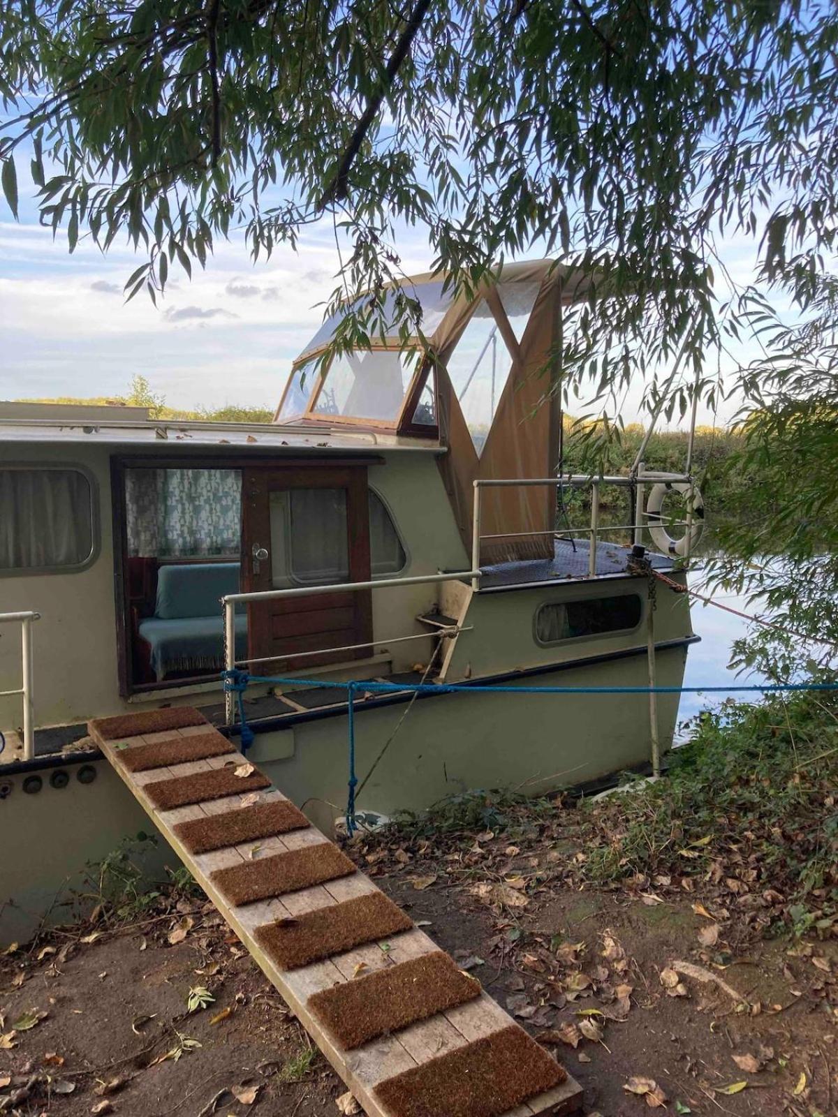 Dutch Cruiser Ship On A Tranquil Secluded River Tonbridge Exterior foto