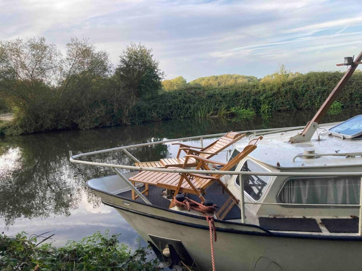 Dutch Cruiser Ship On A Tranquil Secluded River Tonbridge Exterior foto