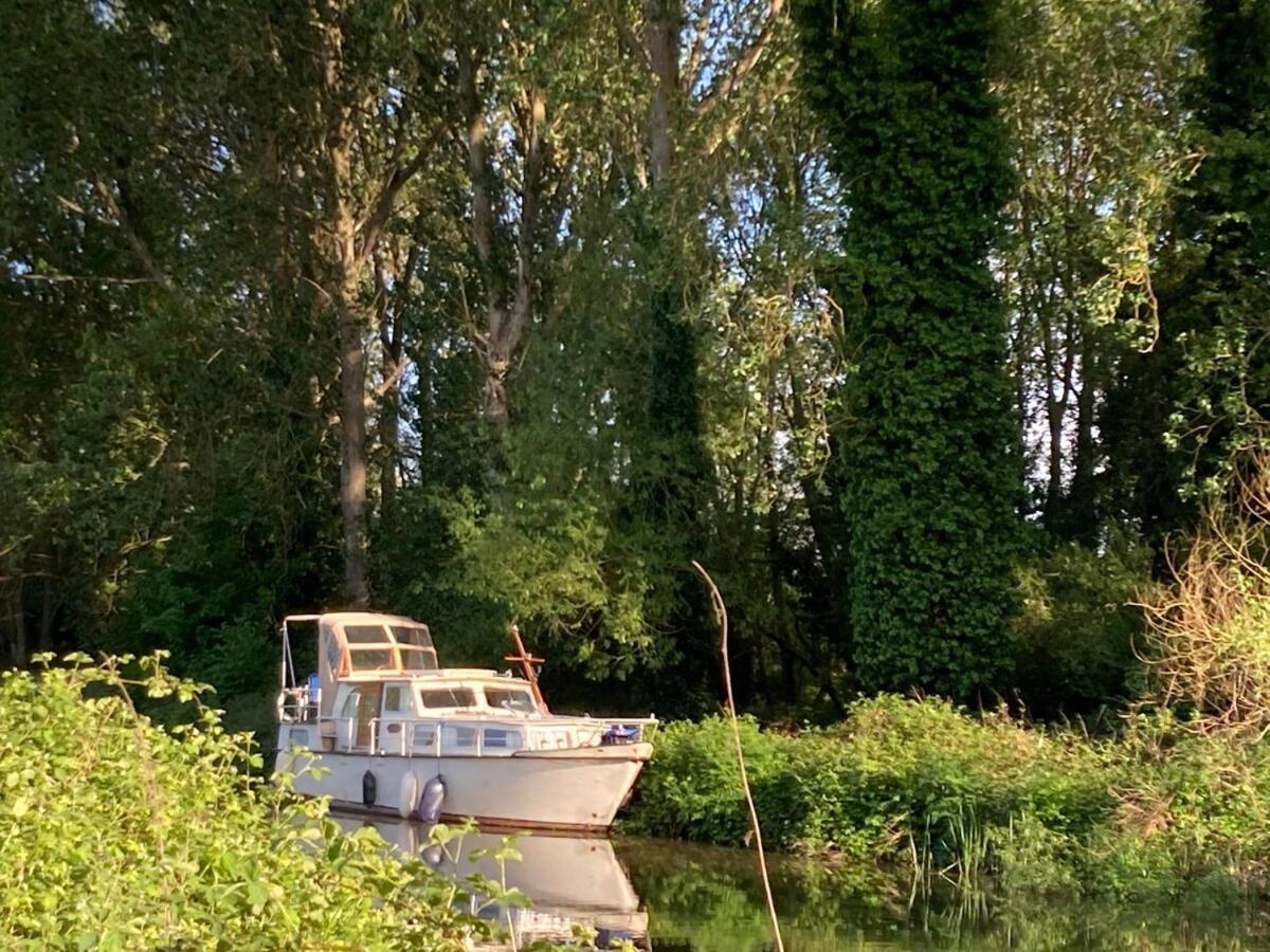 Dutch Cruiser Ship On A Tranquil Secluded River Tonbridge Exterior foto