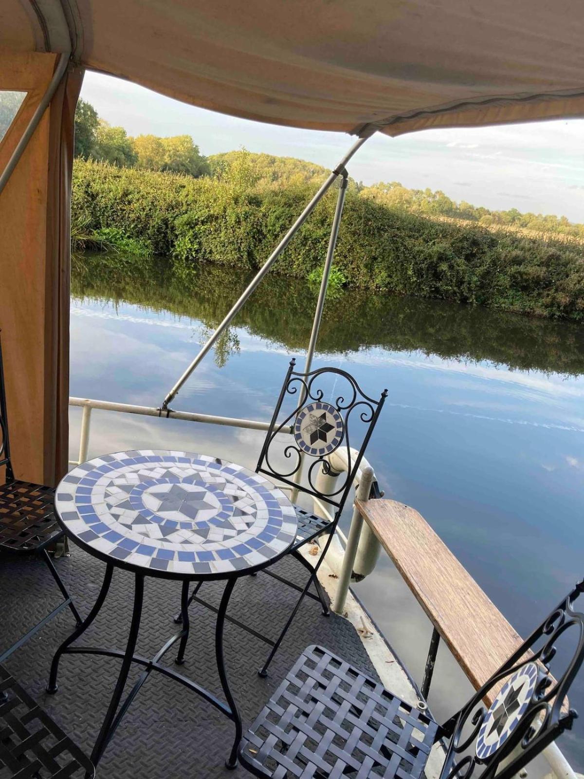 Dutch Cruiser Ship On A Tranquil Secluded River Tonbridge Exterior foto