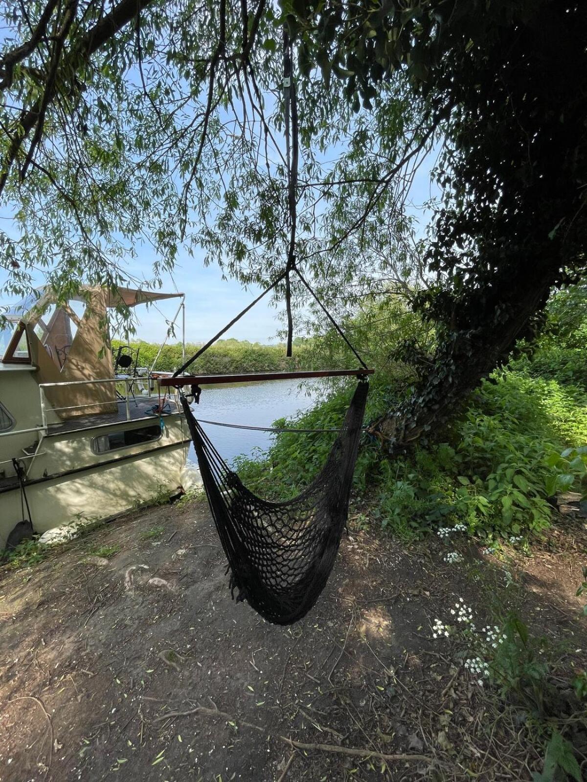 Dutch Cruiser Ship On A Tranquil Secluded River Tonbridge Exterior foto